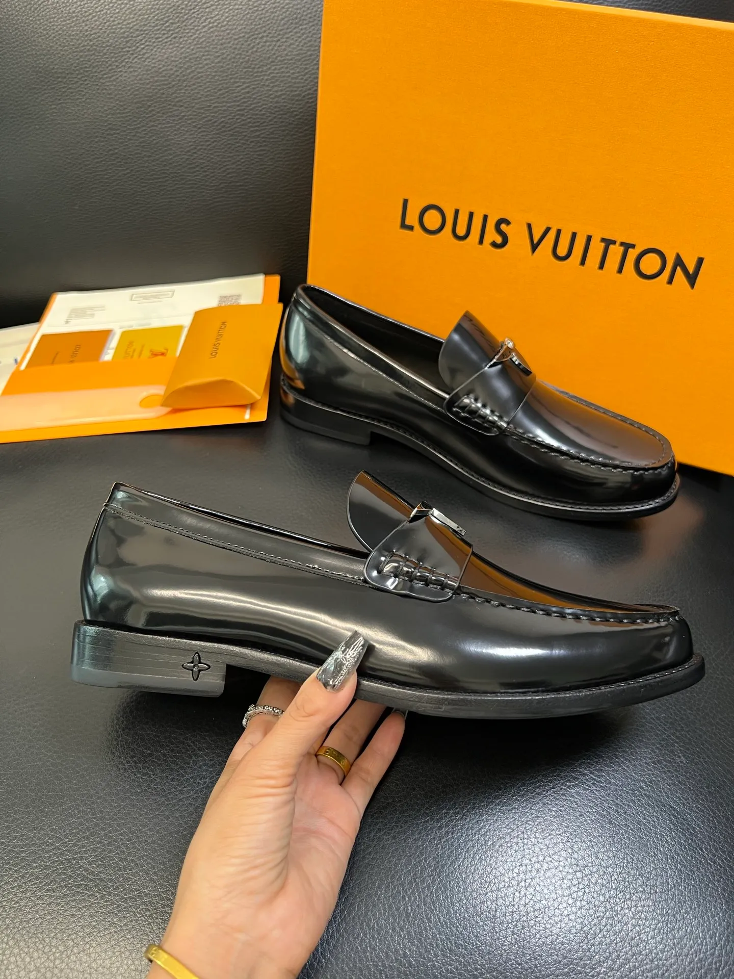Men's shoes 💰920 Lv high quality top crafts Louis Vuitton leather shoes counter synchronized with original factory configuration, uppers imported from Italy, imported water-dyed cowhide lining, soles: original genuine leather soles specially provided by the original factory, original factory and single goods, welcome to compare, code number 39-44 (customized 38 45 46)